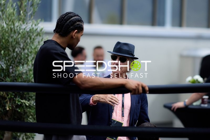 Ringside-Zone Face-Off