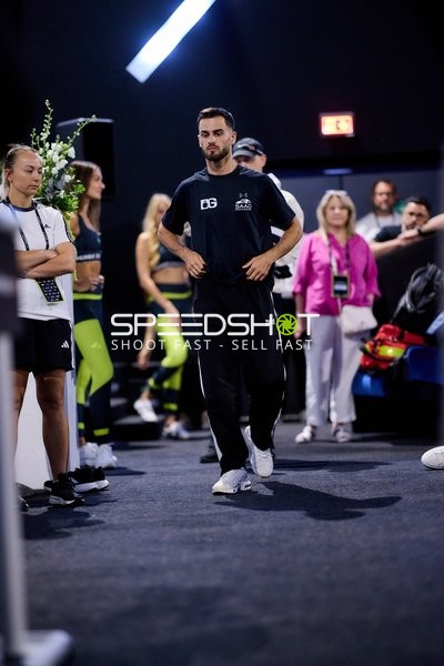 Ringside-Zone Face-Off