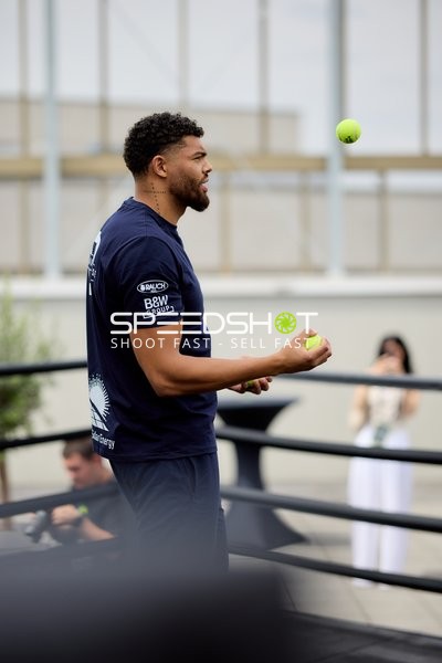 Ringside-Zone Face-Off