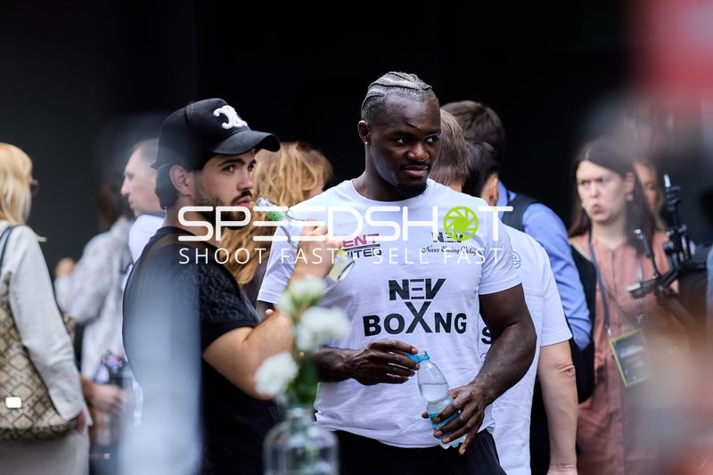 Ringside-Zone Face-Off