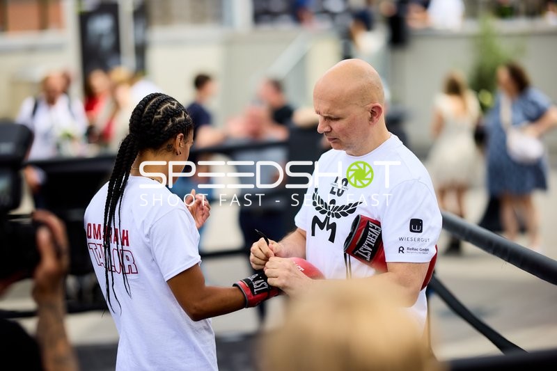 Ringside-Zone Face-Off