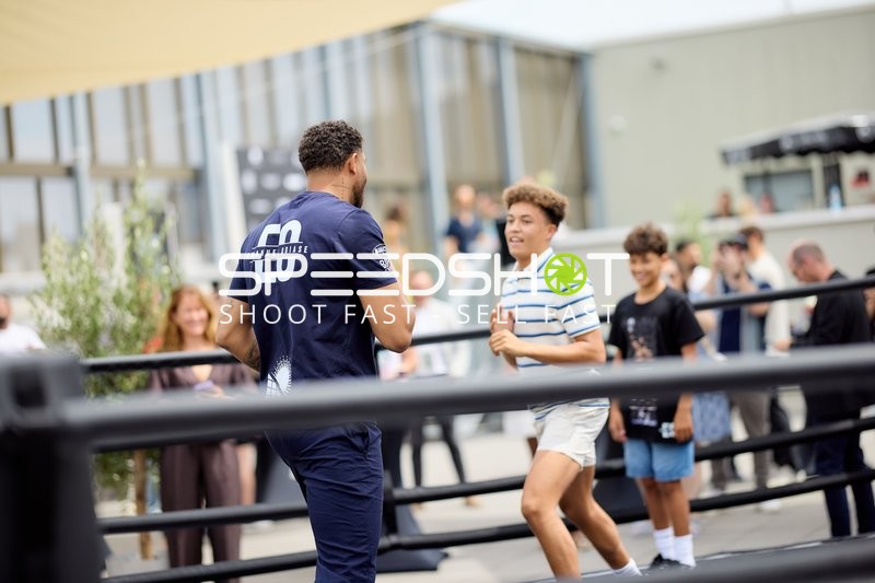 Ringside-Zone Face-Off