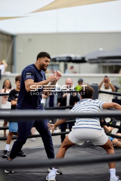 Ringside-Zone Face-Off