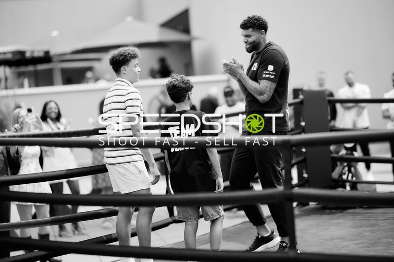 Ringside-Zone Face-Off