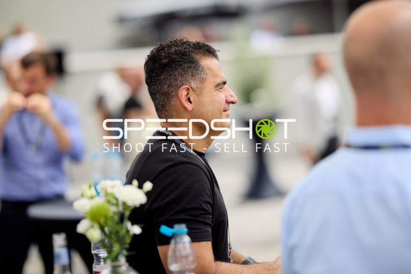 Ringside-Zone Face-Off