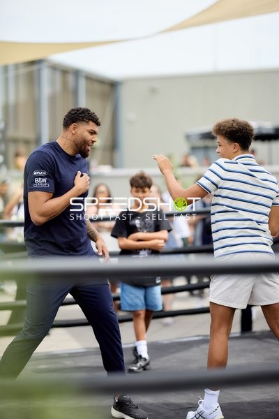 Ringside-Zone Face-Off