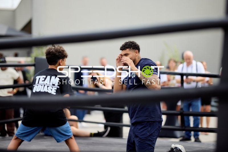 Ringside-Zone Face-Off