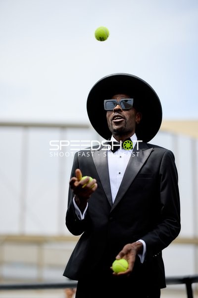 Elegante Person jongliert Tennisbälle