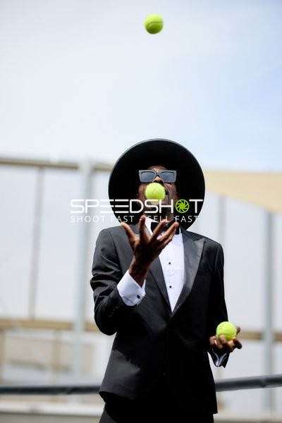 Elegante Person jongliert Bälle