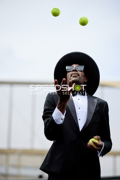 Jonglier-Show von Mo Idrissou (55; VIP)