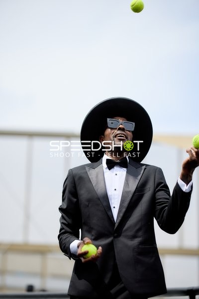 Person jongliert mit Tennisbällen