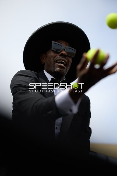 Person jongliert Bälle