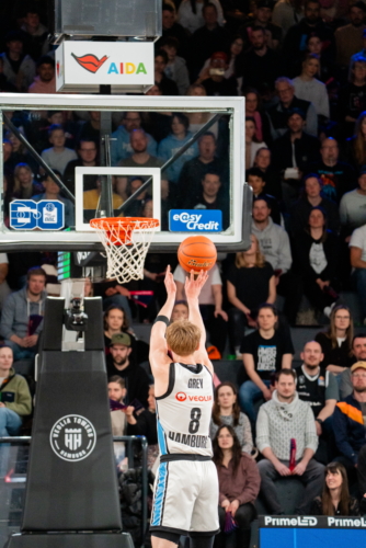 Jared Grey (8; Veolia Towers Hamburg) mit Wurf am Korb