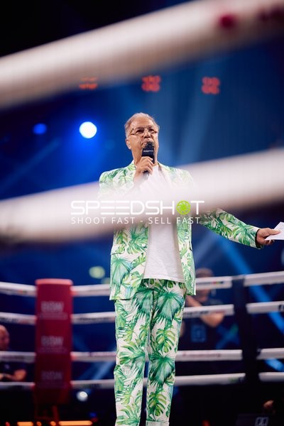 Moderator im Ring bei Ringside Zone