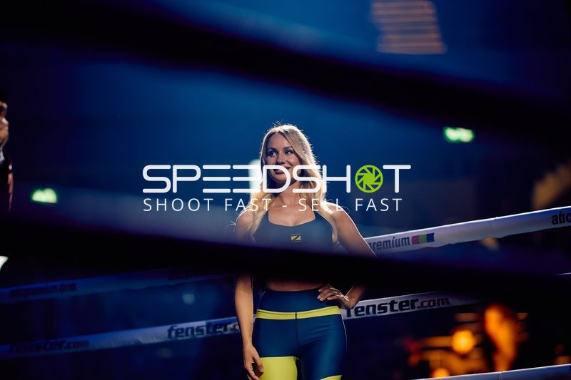 Ringgirl in Ringside Zone