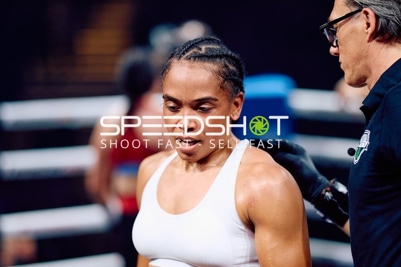 Boxerin mit Trainer Omarah Taylor (106; VIP)