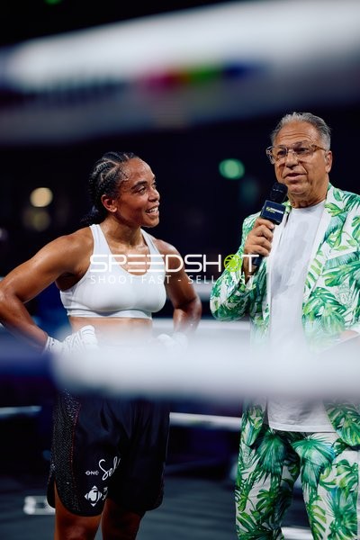 Boxerin und Moderator im Ringside Zone Boxevent