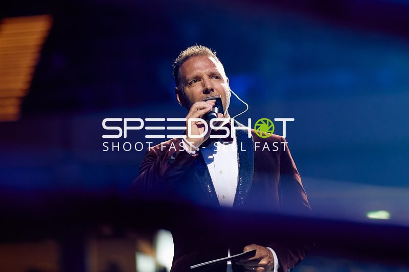 Moderator spricht ins Mikrofon