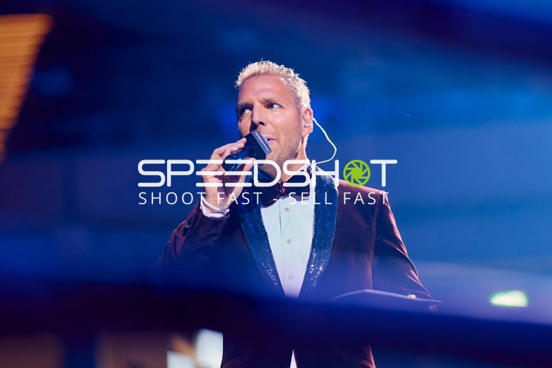 Moderator spricht ins Mikrofon