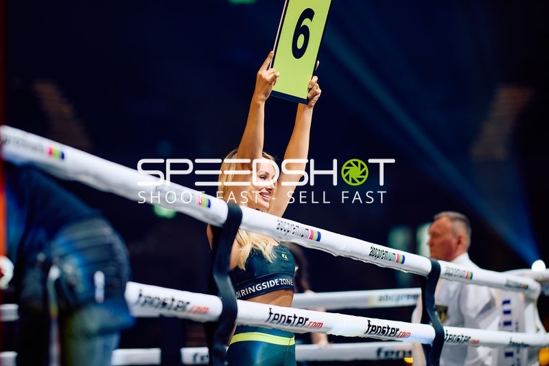 Ringmädchen zeigt Runde 6