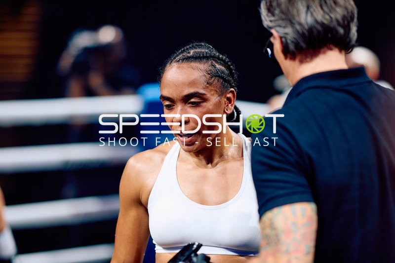 Boxerin in der Ringside Zone