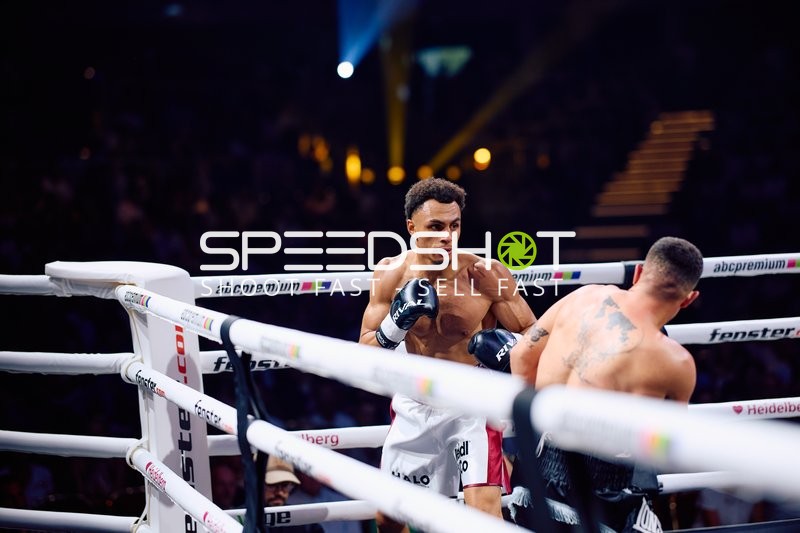 Boxer Alexander Okafor (108; VIP) im Kampf