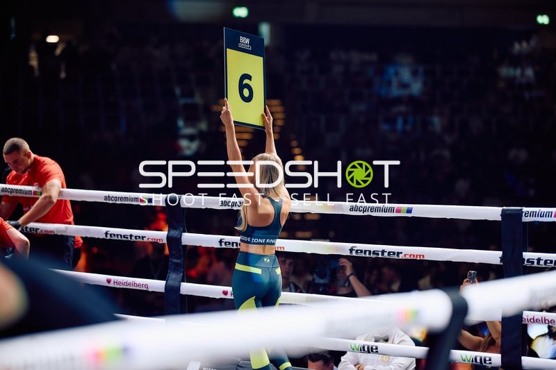 Ringmädchen zeigt Runde 6