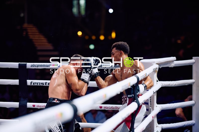 Boxer Alexander Okafor (108; VIP) im Kampf