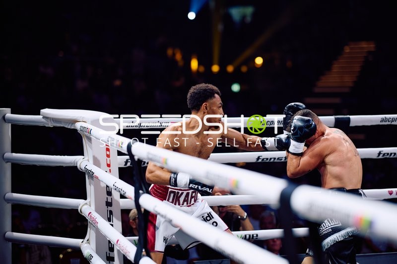 Alexander Okafor wirft Schlag