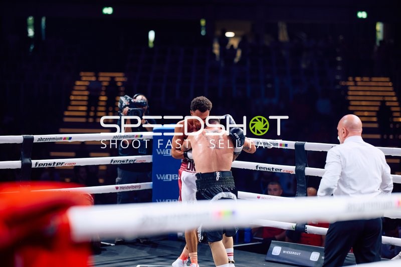 Boxer im Clinch im Ring