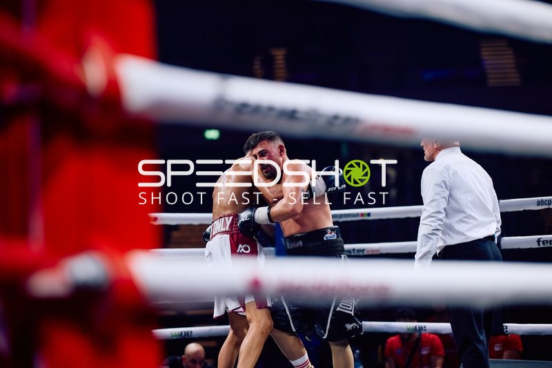 Boxer im Clinch im Ring