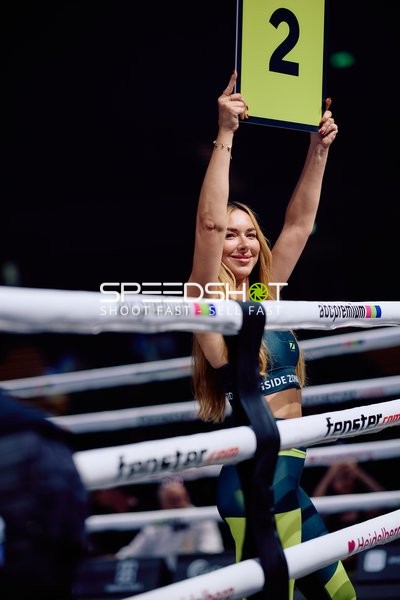 Ringmädchen zeigt Runde 2