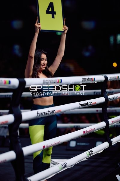 Ringmädchen zeigt Runde 4