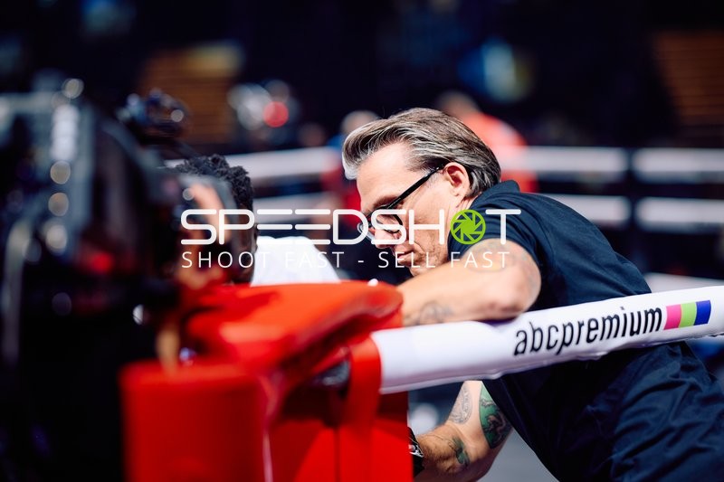 Trainer in Ringside Zone