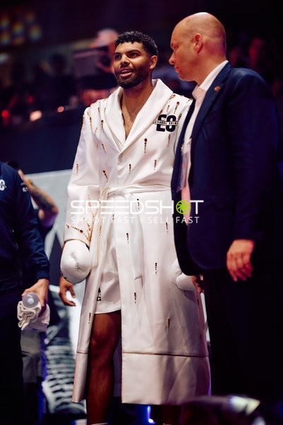 Boxer Emanuel Odiase in Ringside Zone