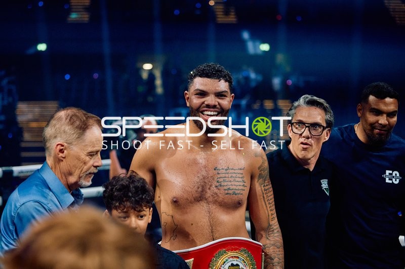 Profiboxer Emanuel Odiase (903; VIP) strahlt