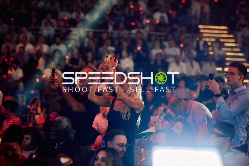 Publikum filmt Ringside Zone