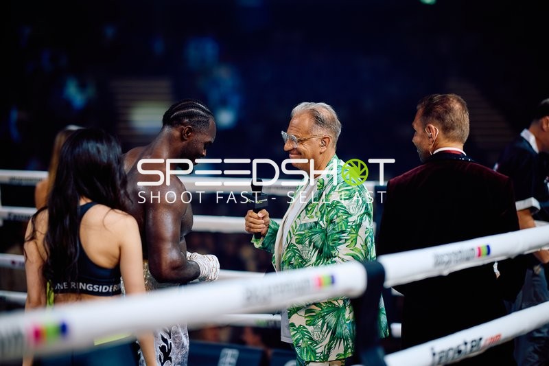 Moderator Kai Ebel (133; VIP) interviewt Boxer