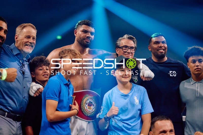 Boxer Schwergewicht Emanuel Odiase mit Fans