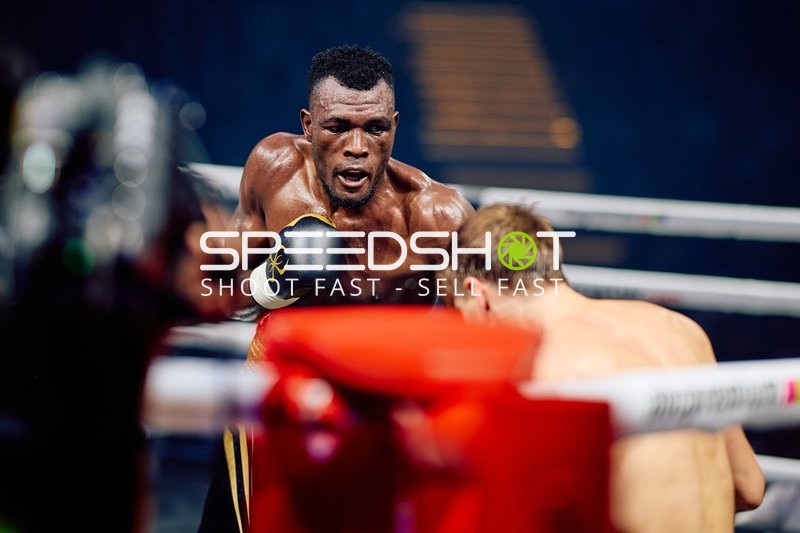 Boxer Paulinus Ndjolonimu (113; VIP) in Aktion