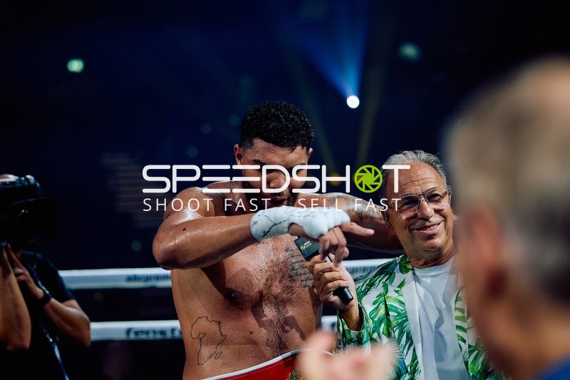 Boxer und Moderator in der Ringside Zone