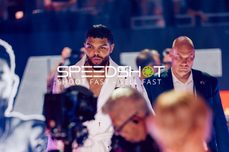 Emanuel Odiase betritt Ringside Zone