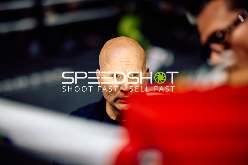 Trainer in Ringside Zone