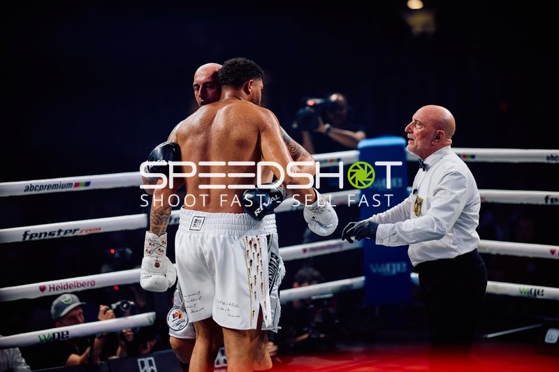 Boxer umarmen sich im Ring