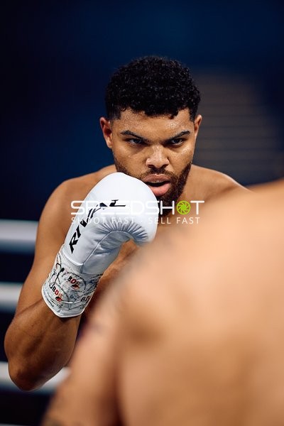 Emanuel Odiase (903; VIP) fokussiert im Ring