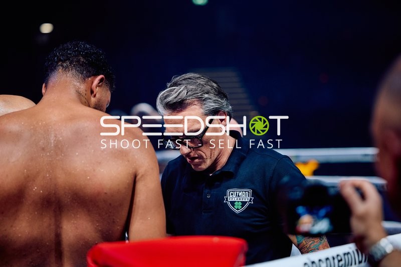 Trainer in Ringside Zone