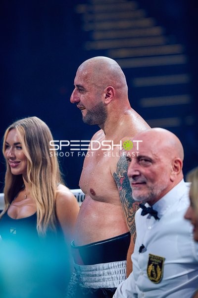 Boxer und Ringrichter in Ringside Zone