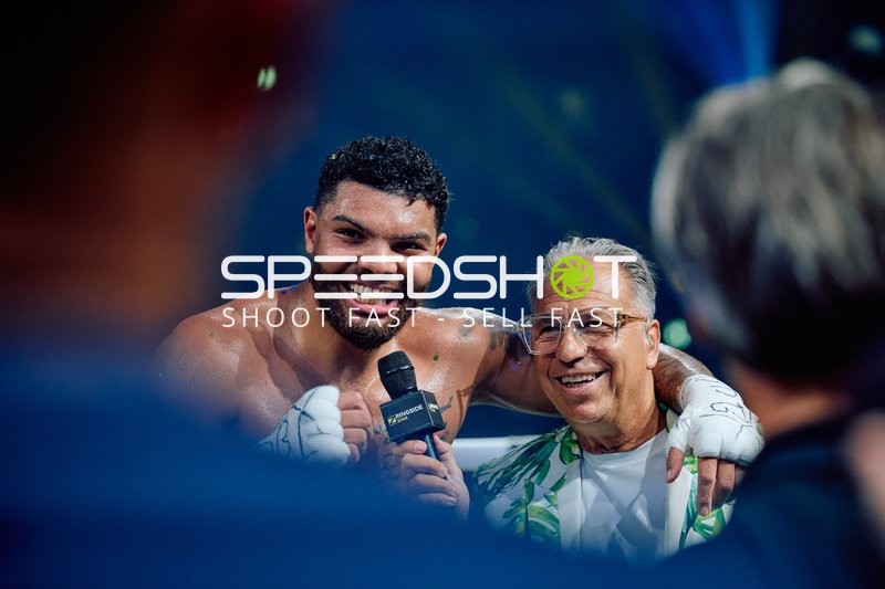 Boxer und Moderator in Ringside Zone