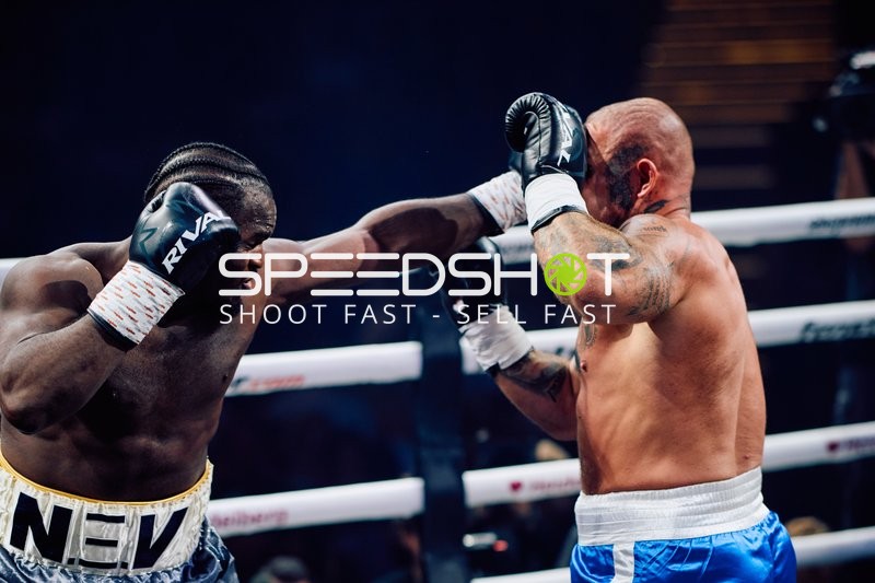 Boxer im Ring tauschen Schläge aus