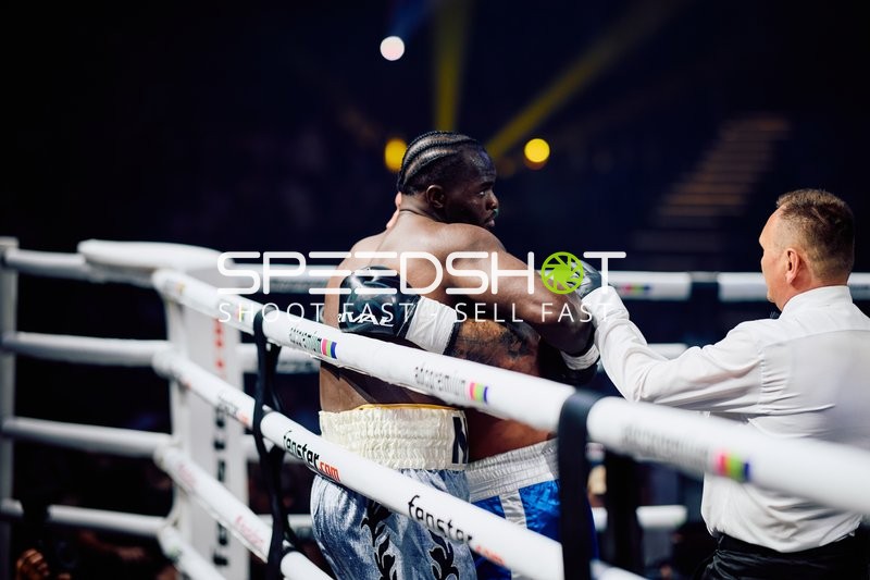 Boxer im Ring umarmt